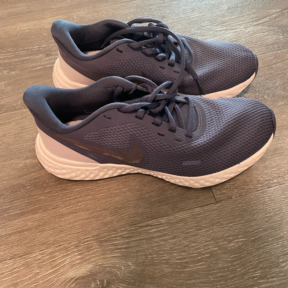 Women’s Nike revolution shoe